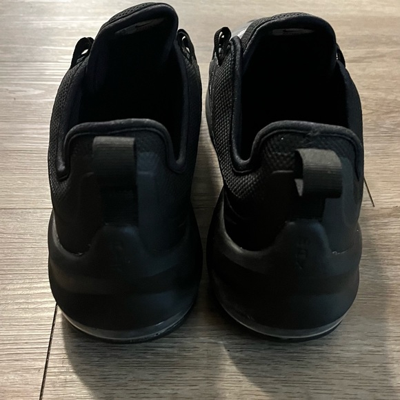 Nike Air Max Axis (needs laces) - Picture 4 of 6